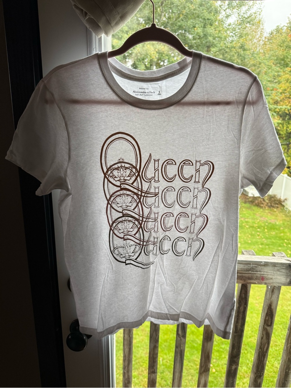 Abercrombie & Fitch White 'Queen' Graphic Short Sleeve Tee